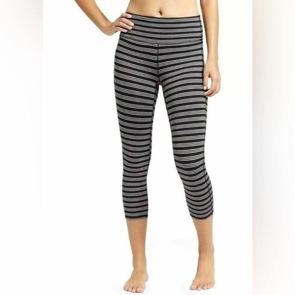 Athleta Black Gray Stripe High Rise Chaturanga Cropped Leggings Capri Size Small